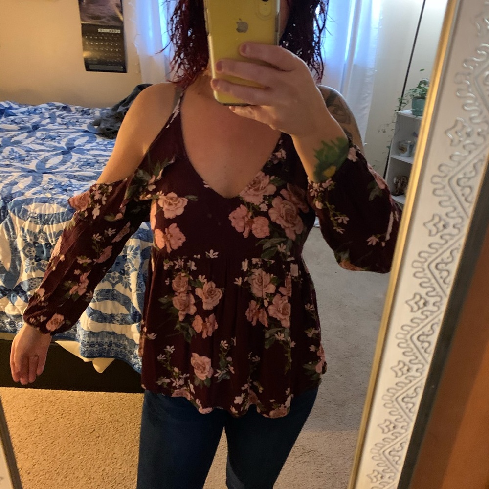 A E cold shoulder top